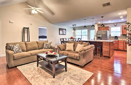 Pigeon Forge Cabaña | ¡NUEVO! Pigeon Forge Home w / Pool, 2 millas a la isla!