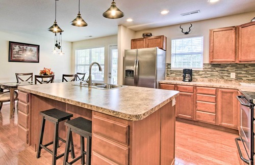 Pigeon Forge Cabaña | ¡NUEVO! Pigeon Forge Home w / Pool, 2 millas a la isla!
