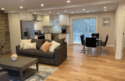 Albrightsville Casa | Home w/game room hot tub 65" TV Hulu Netflix AC