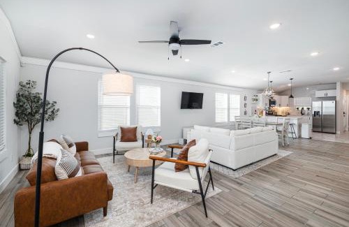 West Meadowbrook Casa | Home with Casita 5min Downtown and Karaoke plus Event Space