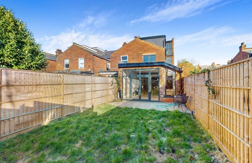 Harlesden Casa | Home with Free Parking & Garden - 8min to tube