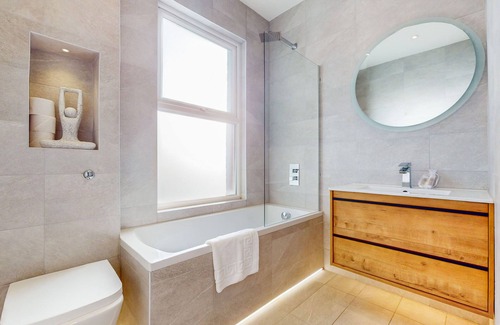 Harlesden Casa | Home with Free Parking & Garden - 8min to tube