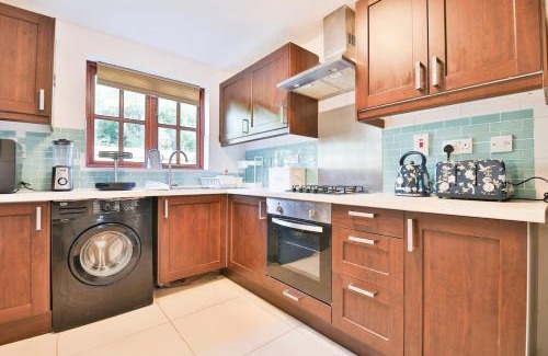 Trowbridge Casa | Homely 5 Bed House - 15 Mins to Cardiff City