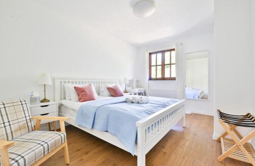 Trowbridge Casa | Homely 5 Bed House - 15 Mins to Cardiff City