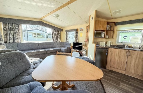 Hunstanton Casa | Homely 8 berth caravan at Manor Park, near Hunstanton Beach ref 23004B
