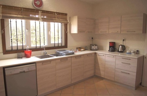Pereybere Villa | Acogedora villa frente al mar con hermosa playa de arena y natación segura.