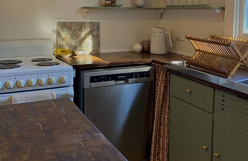 Wentworth Falls Casa | Homely cottage walking distance to Wentworth Falls village. Family/pet friendly!