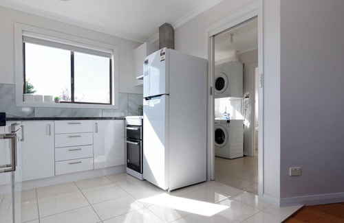 Riverside Apartamento | Homely Hideaway with Parking & WiFi