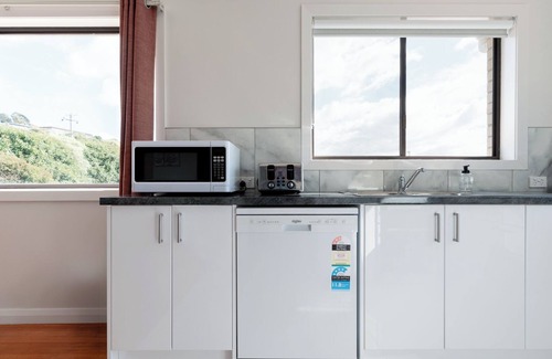 Riverside Apartamento | Homely Hideaway with Parking & WiFi