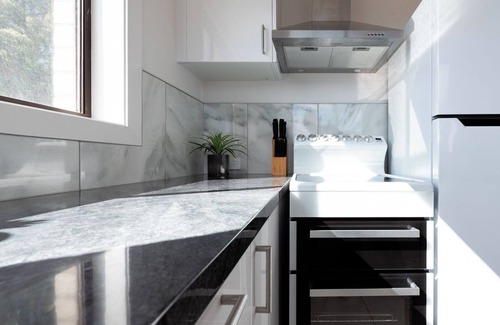 Riverside Apartamento | Homely Hideaway with Parking & WiFi