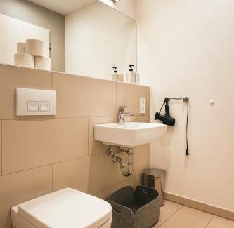 Schwanheim Apartamento | Homely! Skyview 2-Room Apartment, Airport, Fair, Rooftop, Gym!