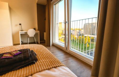 Schwanheim Apartamento | Homely! Skyview 2-Room Apartment, Airport, Fair, Rooftop, Gym!