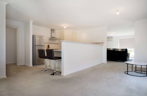 Prospect Vale Casa | Homely Suburban Delight with Parking & Wi-Fi