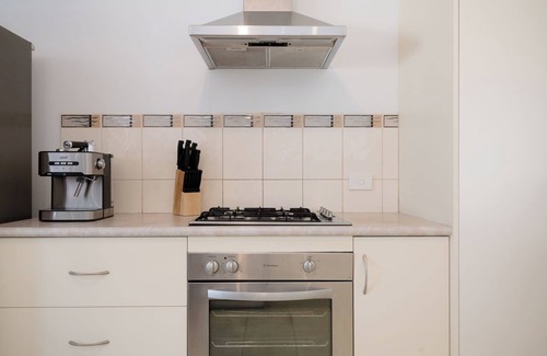 Prospect Vale Casa | Homely Suburban Delight with Parking & Wi-Fi