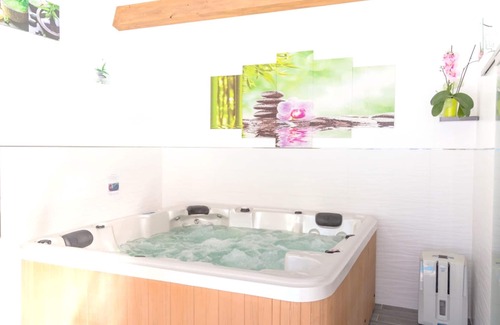 Plan-d'Aups-Sainte-Baume Apartamento | Homerez - Appartement for 2 ppl. with swimming-pool, sauna, jacuzzi and spa