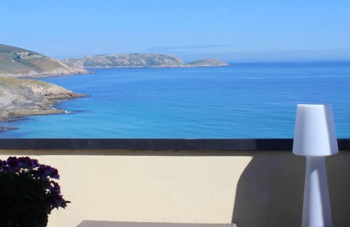 Malpica de Bergantinos Apartamento | Homerez - ¡A 10 m de la playa! Apartamento para 13 pers. con terraza en Malpica