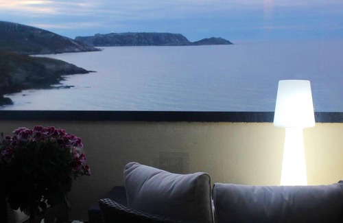 Malpica de Bergantinos Apartamento | Homerez - ¡A 10 m de la playa! Apartamento para 13 pers. con terraza en Malpica