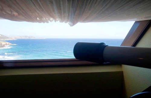 Malpica de Bergantinos Apartamento | Homerez - ¡A 10 m de la playa! Apartamento para 7 pers. con jardín en Malpica