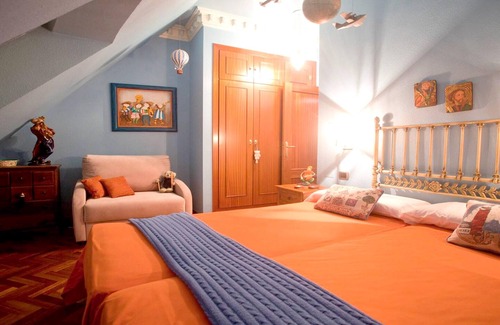 Malpica de Bergantinos Apartamento | Homerez - 10 m away from the beach! Big appartement for 13 ppl. at Malpica