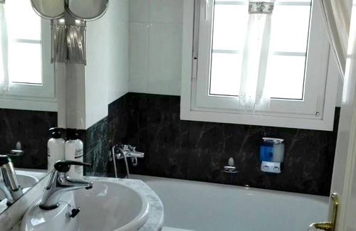 La Coruna Apartamento | Homerez - ¡A 200 m de la playa! Bonito apartamento para 5 pers. en A Coruña