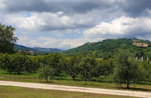 Montalto delle Marche Apartamento | Homerez - Bonito apartamento para 2 pers. con piscina compartida