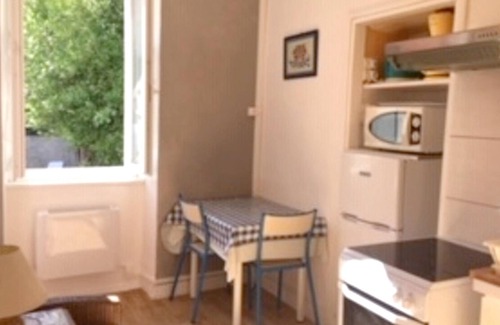 Neris-les-Bains Apartamento | Homerez - Bonito apartamento para 2 pers. en Néris-les-Bains