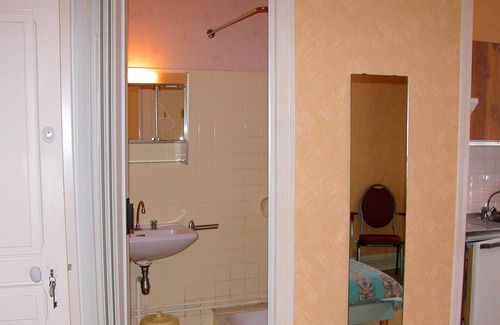 Neris-les-Bains Apartamento | Homerez - Espectacular estudio para 2 pers. con jardín en Néris-les-Bains