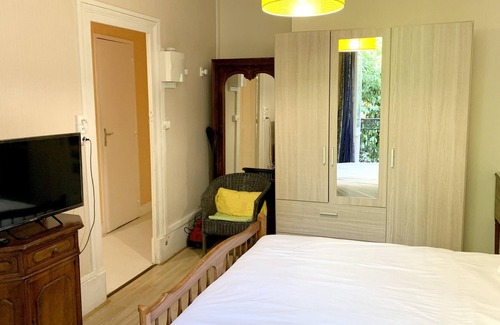 Neris-les-Bains Apartamento | Homerez - Bonito apartamento para 2 pers. con balcón en Néris-les-Bains