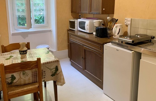 Neris-les-Bains Apartamento | Homerez - Bonito apartamento para 2 pers. con balcón en Néris-les-Bains
