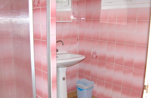 Neris-les-Bains Apartamento | Homerez - Amazing apartement for 3 ppl. with garden at Néris-les-Bains