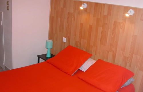 Neris-les-Bains Apartamento | Homerez - Amazing apartement for 3 ppl. with garden at Néris-les-Bains