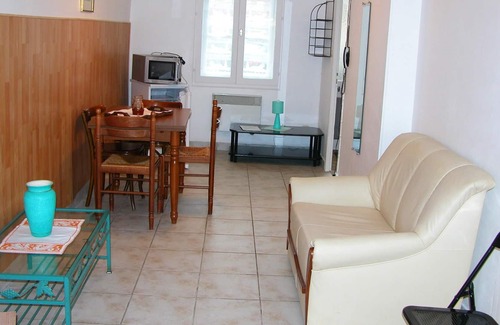 Neris-les-Bains Apartamento | Homerez - Amazing apartement for 3 ppl. with garden at Néris-les-Bains