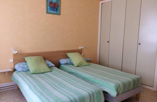 Neris-les-Bains Apartamento | Homerez - Amazing studio for 2 ppl. at Néris-les-Bains