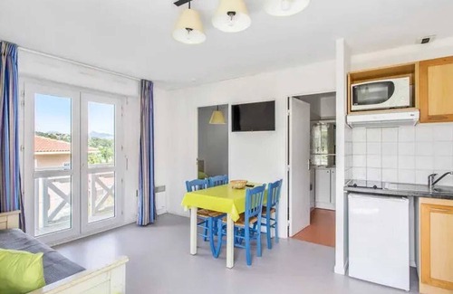 Carnoux-en-Provence Apartamento | Homerez - Apartment Carnoux-en-Provence.