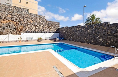 Las Rosas Apartamento | Homerez - Apartamento a 1 km de la playa para 4 pers. con piscina compartida