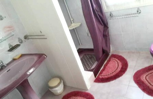 Villeneuve d'Aveyron Apartamento | Homerez - Apartamento para 6 pers. con jardín, terraza y balcón en Villeneuve