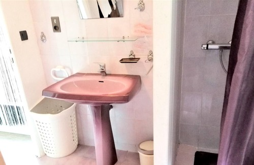 Villeneuve d'Aveyron Apartamento | Homerez - Apartamento para 6 pers. con jardín, terraza y balcón en Villeneuve