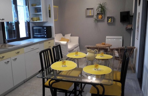 Villeneuve d'Aveyron Apartamento | Homerez - Apto. Villeneuve con jardín