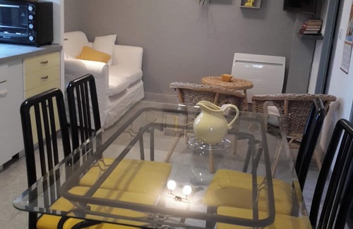 Villeneuve d'Aveyron Apartamento | Homerez - Apto. Villeneuve con jardín