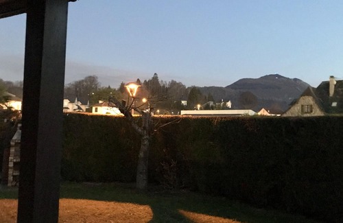 Lourdes Apartamento | Homerez - Apartamento a 16 km de las pistas para 8 pers. con jardín en Lourdes