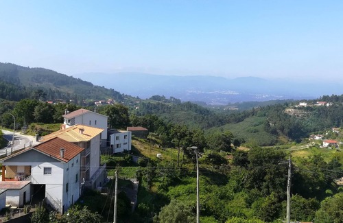 Baiao Apartamento | Homerez - Bonito apartamento para 4 pers. con terraza y balcón en Eiriz