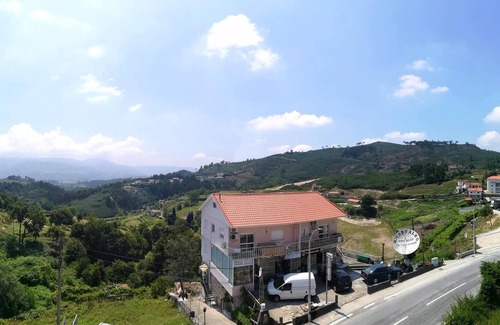 Baiao Apartamento | Homerez - Bonito apartamento para 4 pers. con terraza y balcón en Eiriz
