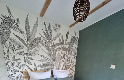 Salleboeuf Chalet De Esquí | Homerez - Beautiful chalet for 6 ppl. with shared pool and terrace at Sallebœuf