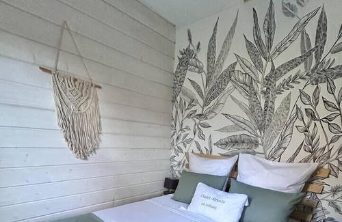 Salleboeuf Chalet De Esquí | Homerez - Beautiful chalet for 6 ppl. with shared pool and terrace at Sallebœuf