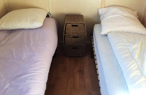 Grandcamp-Maisy Chalet De Esquí | Homerez - Chalet a la montaña para 4 pers. con piscina compartida y jardín