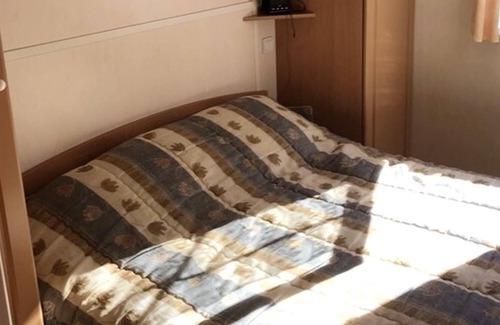 Grandcamp-Maisy Chalet De Esquí | Homerez - Chalet a la montaña para 4 pers. con piscina compartida y jardín