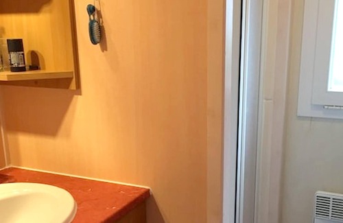 Grandcamp-Maisy Chalet De Esquí | Homerez - Chalet a la montaña para 4 pers. con piscina compartida y jardín