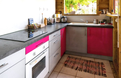 Bouillante Casa | Homerez - Encantador Bungalow cerca de Bouillante con Aire Acondicionado