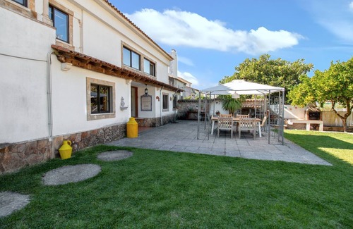 Sao Joao Batista Casa | Homerez - Casa encantadora en Porto de Mós con piscina compartida