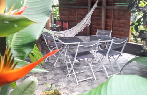 Sainte-Rose Casa | Homerez - Casa encantadora en Sainte-Rose con Jacuzzi y Piscina